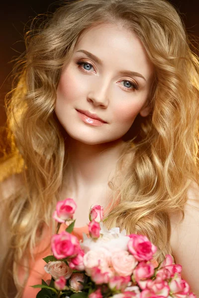浪漫的金发女郎年轻美丽可爱的女人 美丽的女孩与长的闪亮的头发 发光的皮肤和大量的发型 — 图库照片