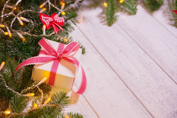 圣诞贺卡新年晚会主题的背景 装饰冷杉树与礼品和蜡烛的背景下丰富多彩的节日彩灯 一个神奇的夜晚 免版税图库照片