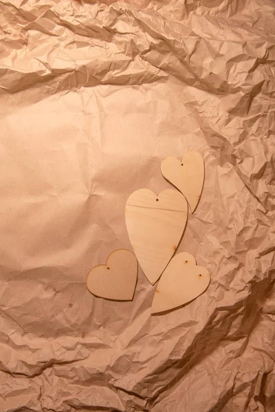 Ξύλινες Καρδιές Στο Χαρτί Τσαλακωμένο Kraft Royalty Free Εικόνες Αρχείου