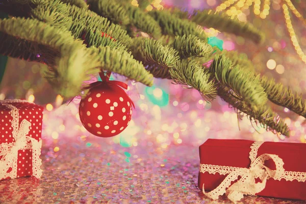 크리스마스 카드입니다 파티의 테마에 전나무 선물과 다채로운 배경에 촛불으로 있습니다 스톡 사진