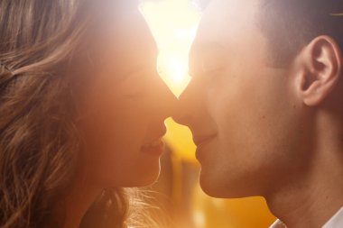 Güzel genç sevgi dolu çift. Erkek ve kadın aşık. Kız ve erkek birlikte.