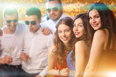 Kulüpte dans parti insanlar. Kadın ve erkek bir tatil, bir Doğum günü ya da bir yılbaşı kutlamak.