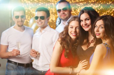 Kulüpte dans parti insanlar. Kadın ve erkek bir tatil, bir Doğum günü ya da bir yılbaşı kutlamak.