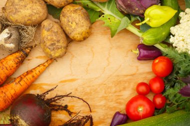 Bahçe arka planda bir ahşap zemin üzerine taze sebzelerin hasat. Üstten görünüm. Sarımsak, pancar, kabak, alabaşlar, karnabahar, biber, domates, patates, fesleğen, salatalık, dereotu.