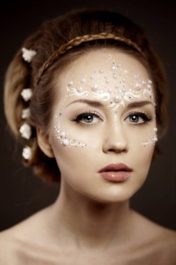 inci yaratıcı kalıcı makyaj ile şık kadın