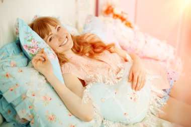 Uyuyan sevimli genç kız