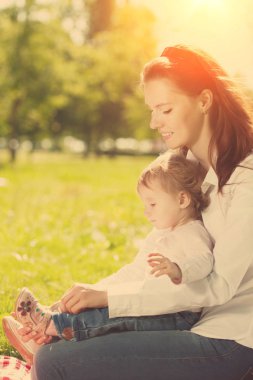 güzel anne ve bebek açık havada. doğada mutlu bir aile. Anne ve bebek. Anne ve çocuk.