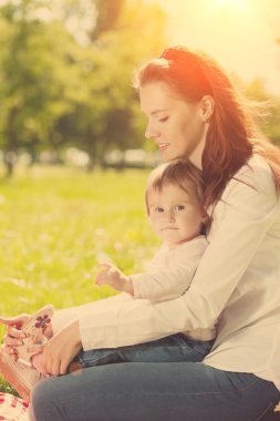 güzel anne ve bebek açık havada. doğada mutlu bir aile. Anne ve bebek. Anne ve çocuk.