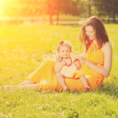 güzel anne ve bebek açık havada. doğada mutlu bir aile. Anne ve bebek. Anne ve çocuk
