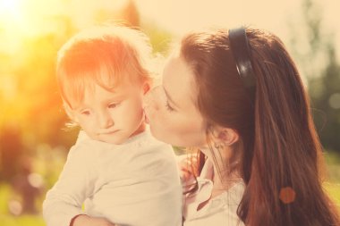 güzel anne ve bebek açık havada. doğada mutlu bir aile. Anne ve bebek. Anne ve çocuk.