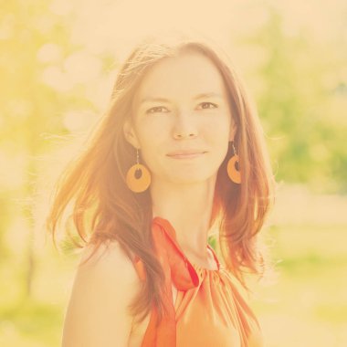 Doğa Park üzerinde güzel genç kadın. Saçında Rüzgar