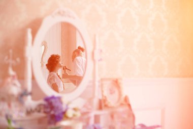 Stilist weddin önce makyaj gelin yapar