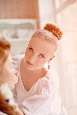 stylist maakt make-up bruid op de huwelijksdag