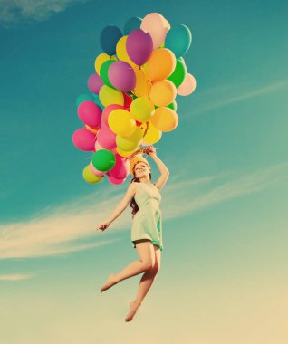 balon gökyüzüne karşı alanında el ile lüks moda şık kadın ve