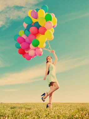 balon gökyüzüne karşı alanında el ile lüks moda şık kadın ve