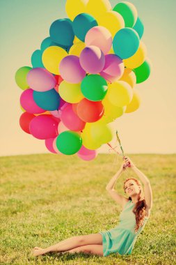 balon gökyüzüne karşı alanında el ile lüks moda şık kadın ve