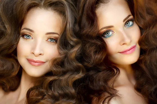 Mladá Krásná Dvojčata Ženy Zdravou Kůži Vlasy Luxusní Kudrnatý Účes — Stock fotografie