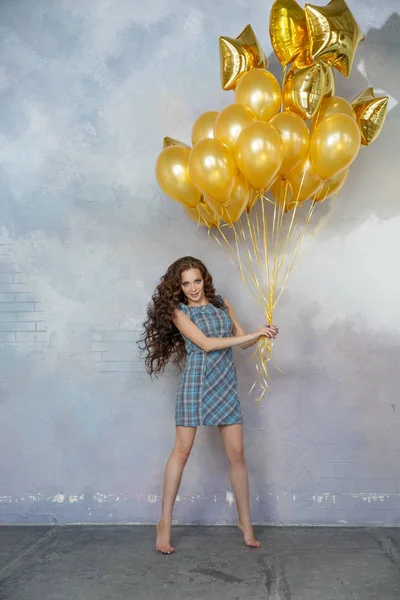 Junge Schlanke Frau Mit Goldenen Luftballons — Stockfoto