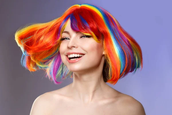 Capelli Donna Come Spruzzi Colore Arcobaleno Taglio Capelli Corto Bella — Foto Stock