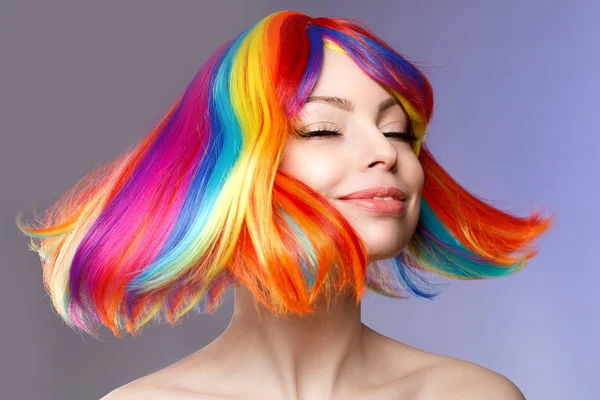 Frauenhaare Als Farbkleckse Regenbogen Auf Tun Kurzhaarschnitt Schönes Junges Mädchen — Stockfoto