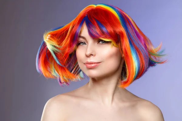 Frauenhaare Als Farbkleckse Regenbogen Auf Tun Kurzhaarschnitt Schönes Junges Mädchen — Stockfoto