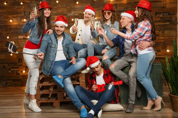 Fête Avec Des Amis Groupe Portant Les Chapeaux Père Noël — Photo