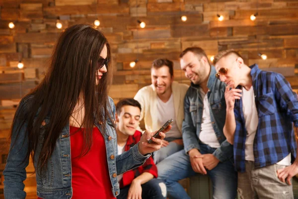 Tanıdık ve flört. Bir kadın ve erkek bir grup. Kız arkadaşlar tartışmak