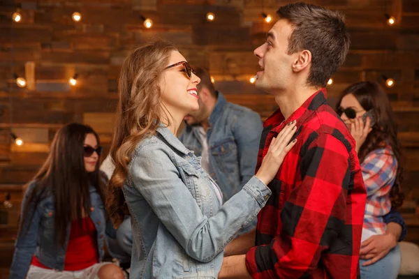 Conoscenza Flirt Una Donna Gruppo Uomini Amici Discutere Ragazza — Foto Stock