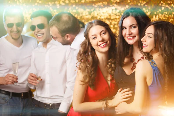 Kulüpte dans parti insanlar. Kadın ve erkek bir tatil, bir Doğum günü ya da bir yılbaşı kutlamak.