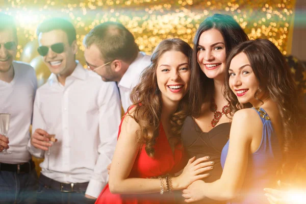 党の人々 がクラブで踊る 男性と女性は 誕生日や新年を祝うため — ストック写真
