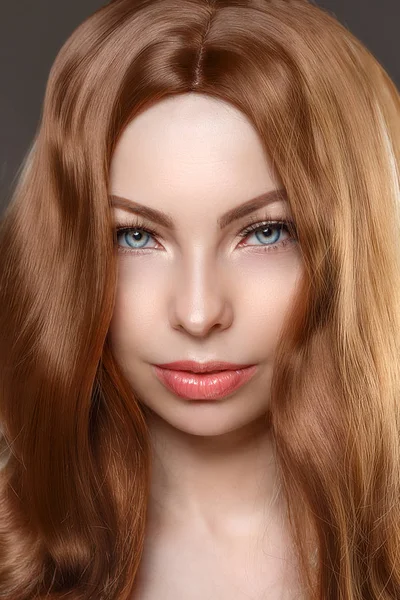 清潔で新鮮な輝く肌と若い美しさの女性 完璧なメイク マニキュアの明るい美少女 フェイシャルトリートメント — ストック写真