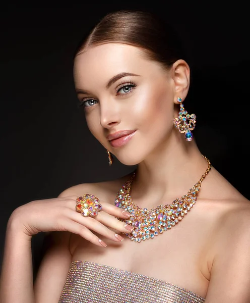 一套珠宝的模型 奢侈的女孩在闪耀的珠宝从宝石 美丽的女人在项链 耳环和大戒指 美容及配饰 — 图库照片