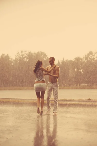 Casal Amoroso Chuva Descalço Homem Uma Mulher Apaixonados — Fotografia de Stock