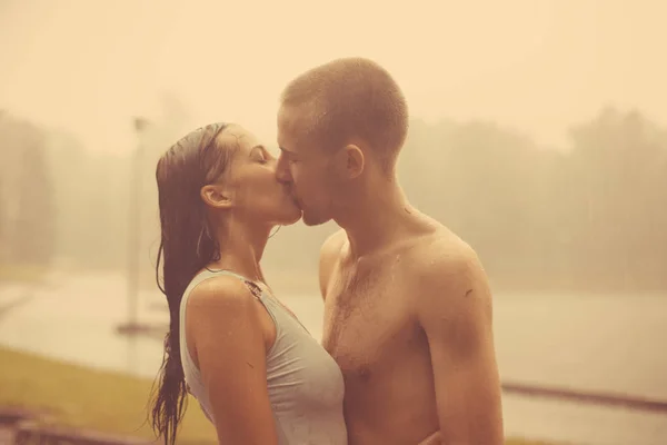Coppia Amorevole Sotto Pioggia Piedi Nudi Uomo Una Donna Innamorati — Foto Stock