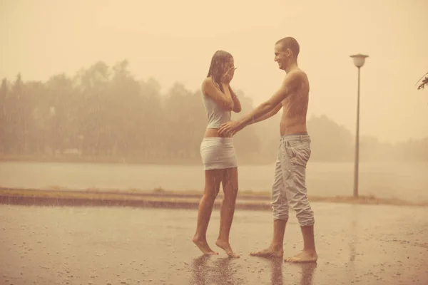 Pareja Cariñosa Lluvia Descalza Hombre Una Mujer Enamorados —  Fotos de Stock