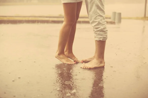 雨の中裸足で愛情のあるカップル 愛の男女 — ストック写真