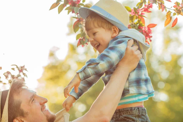 Padre Figlio Fare Una Passeggiata Nel Parco Papà Bambino Giocano — Foto Stock