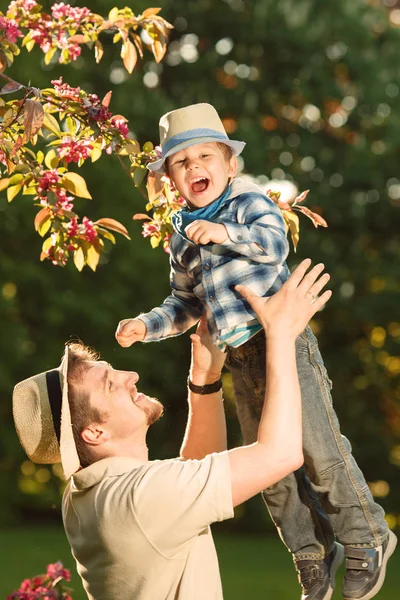 Apa Fia Egy Séta Parkban Apa Gyermek Játszani Szabadban Apák — Stock Fotó