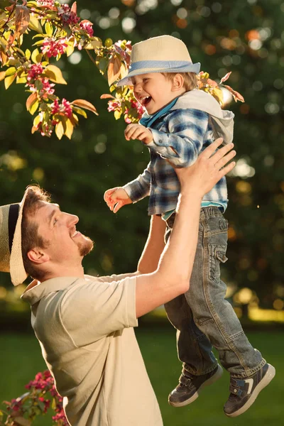 Отец Сын Гуляют Парку Папа Ребенок Играют Открытом Воздухе День — стоковое фото