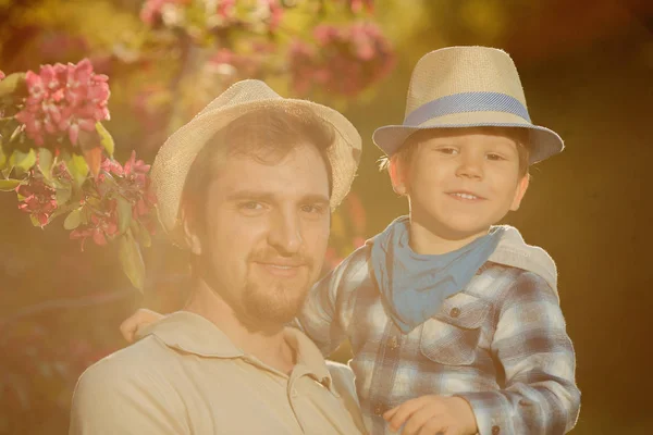 Father Son Walk Park Dad Child Play Outdoors Father Day — Stock Photo, Image