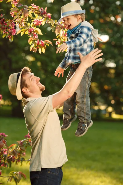父子双方在公园里散步 爸爸和孩子在户外玩耍 父亲节 — 图库照片