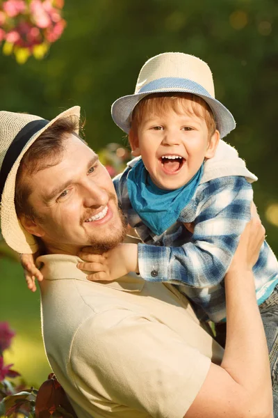 Vader Zoon Een Wandeling Het Park Vader Kind Spelen Buiten — Stockfoto