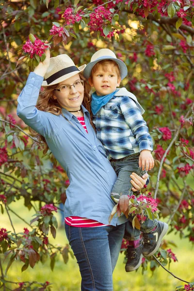 ママと息子は 公園で楽しい時を過します 優しさ 抱擁と部屋の外の喜び 母の日 — ストック写真