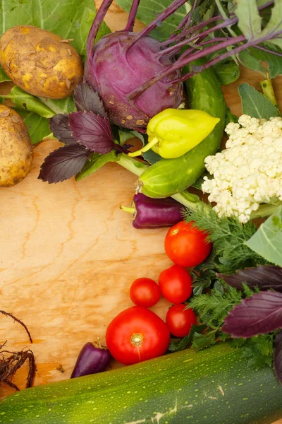 Skörd Färska Grönsaker Trä Bakgrund Trädgården Bakgrunden Ovanifrån Vitlök Rödbetor — Stockfoto