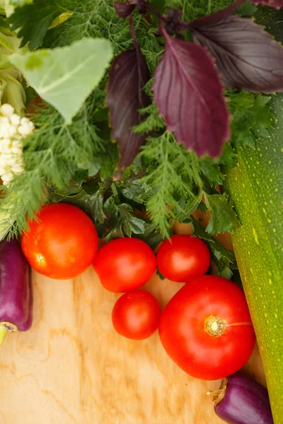 Skörd Färska Grönsaker Trä Bakgrund Trädgården Bakgrunden Ovanifrån Vitlök Rödbetor — Stockfoto