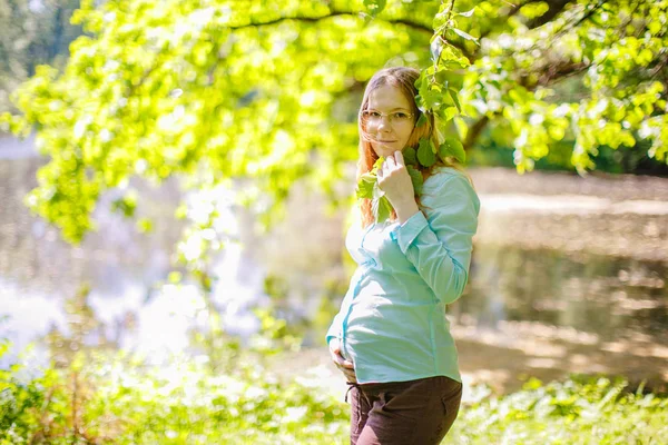 Mujer Embarazada Fondo Naturaleza Hermosa Joven Modelo Con Barriga — Foto de Stock