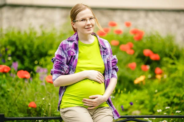 Mulher Grávida Contexto Natureza Modelo Menina Bonita Com Barriga — Fotografia de Stock