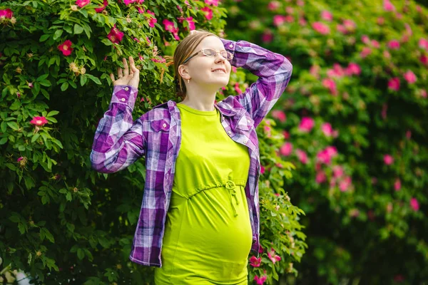 Беременная Женщина Фоне Природы Красивая Молодая Модель Животиком — стоковое фото