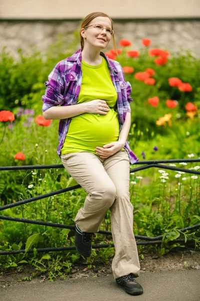 Mujer Embarazada Fondo Naturaleza Hermosa Joven Modelo Con Barriga — Foto de Stock