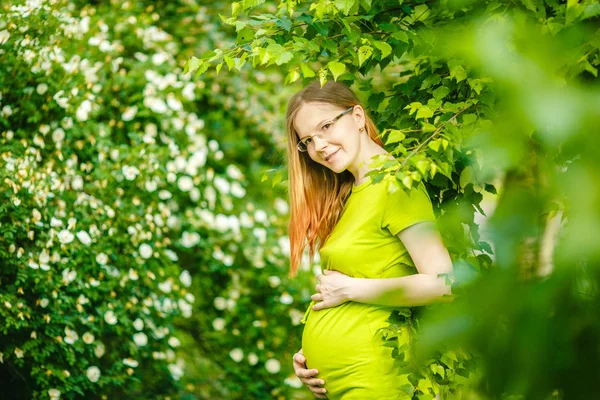 Mujer Embarazada Fondo Naturaleza Hermosa Joven Modelo Con Barriga —  Fotos de Stock